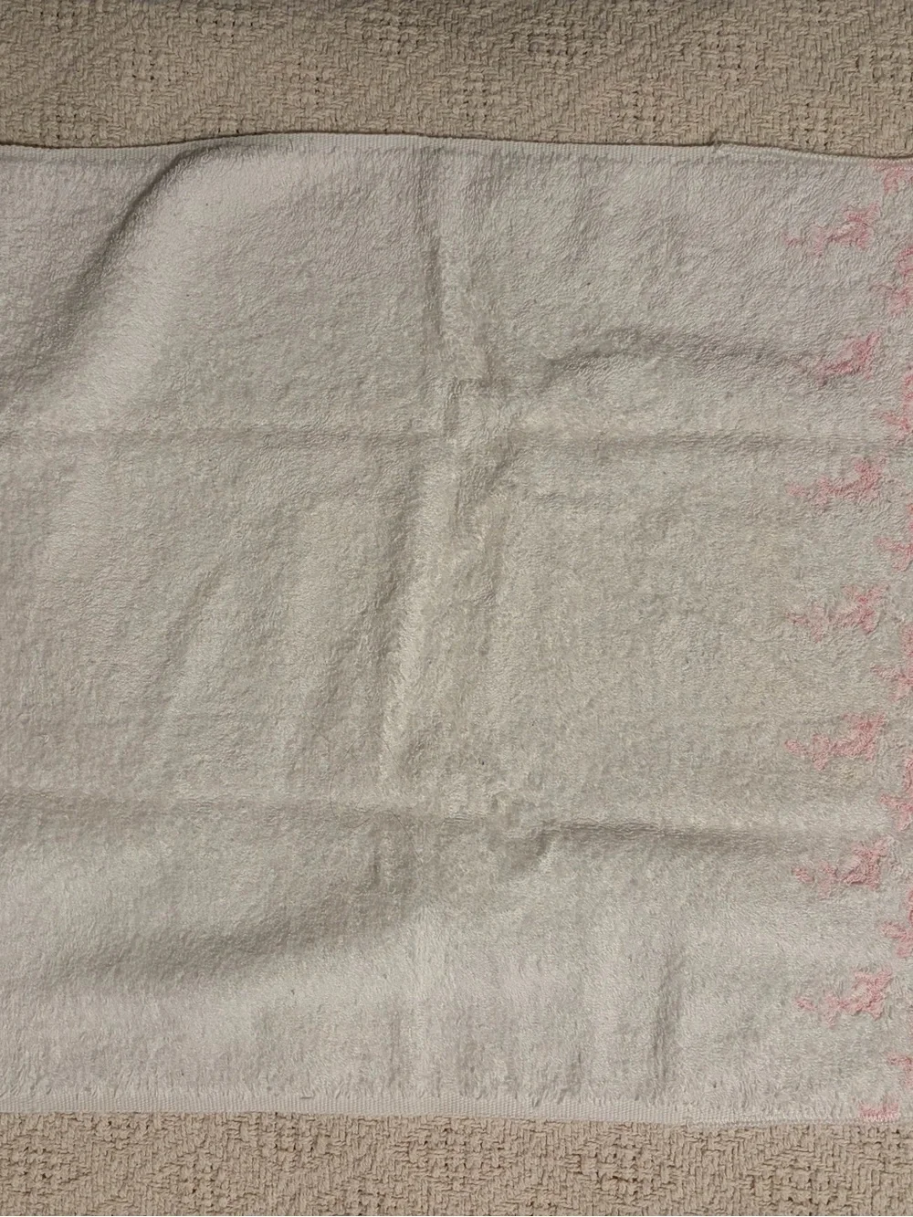 Vintage 1960’s Dundee hand towel & wash cloth white w/embroidered pink flowers